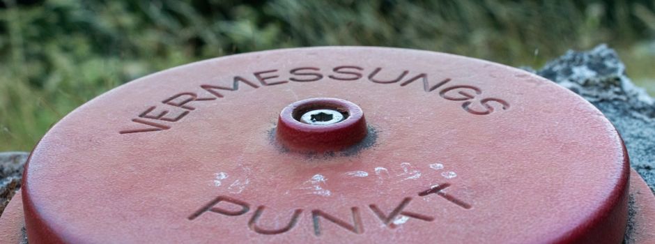 Ankündigung von Vermessungs- und Kartierungsarbeiten, Ortsbesichtigungen und Dokumentation für die Trassenplanung