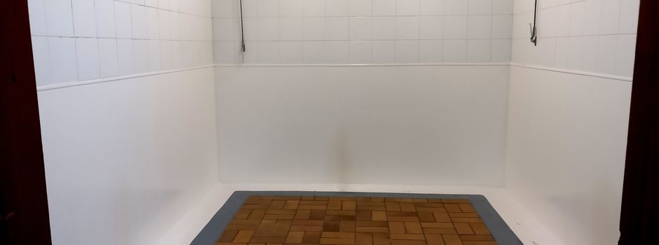 Warum auf dem öffentlichen WC im Volkspark das Wasser so lange läuft