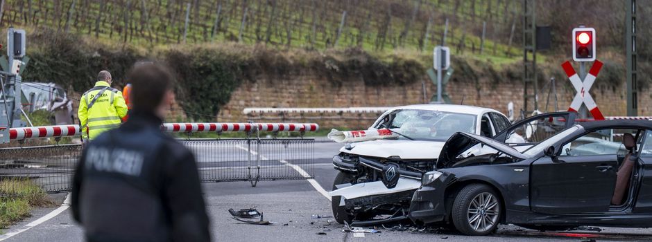 Schwerer Verkehrsunfall: Autofahrerin durchbricht Bahnschranke in Nackenheim