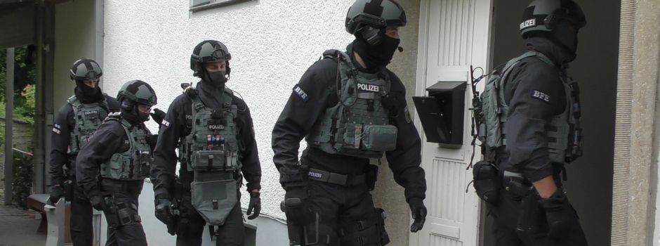 Handschellen klickten