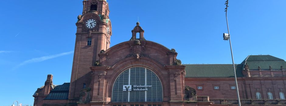 Bettler am Wiesbadener Hauptbahnhof: Sind sie bandenmäßig organisiert?