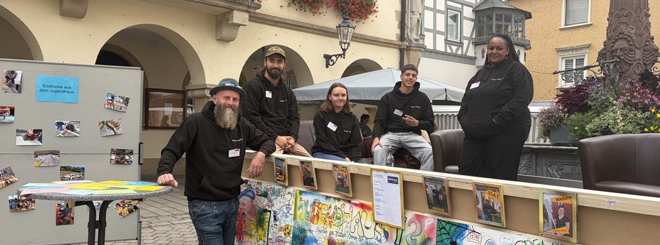 Mobiles Jugendhaus vor dem Rathaus – Offene Jugendarbeit stellt sich vor