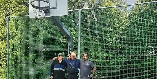 Neuer Ballfangzaun wertet Mommenheimer Basketballplatz auf