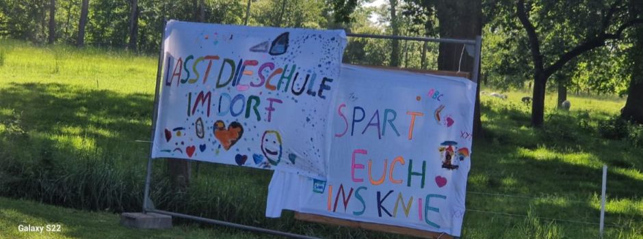 Plakataktion gegen die geplante Schulschließung