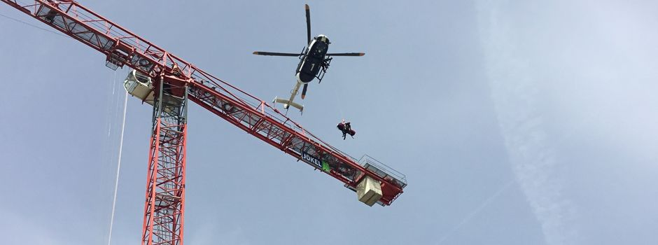 In 60 Metern Höhe eingeklemmt: Feuerwehr rettet verletzten Kranführer