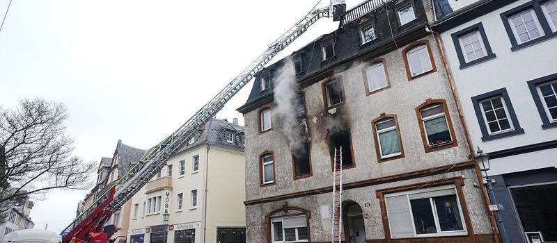 Schwerer Wohnhausbrand in Koblenz-Ehrenbreitstein – mindestens 18 Verletzte