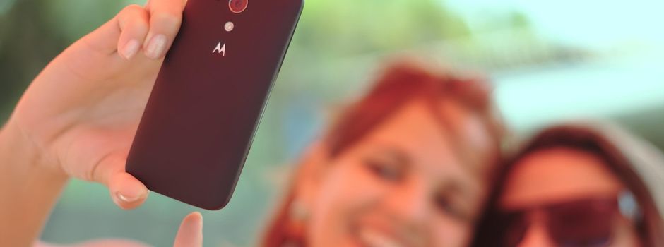 welche Dame hat ihr Handy heute auf dem Wochenmarkt vergessen? - gefunden wurde ein Handy mit pinker Lederhülle.