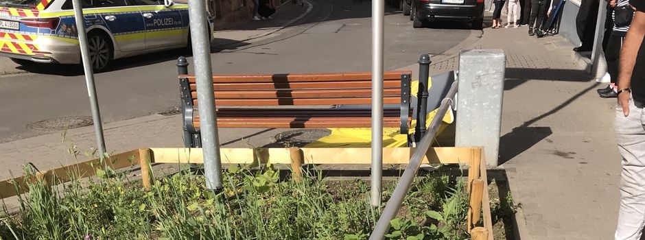 Fahnenmast umgekippt – Mann (42) erleidet Platzwunde am Kopf