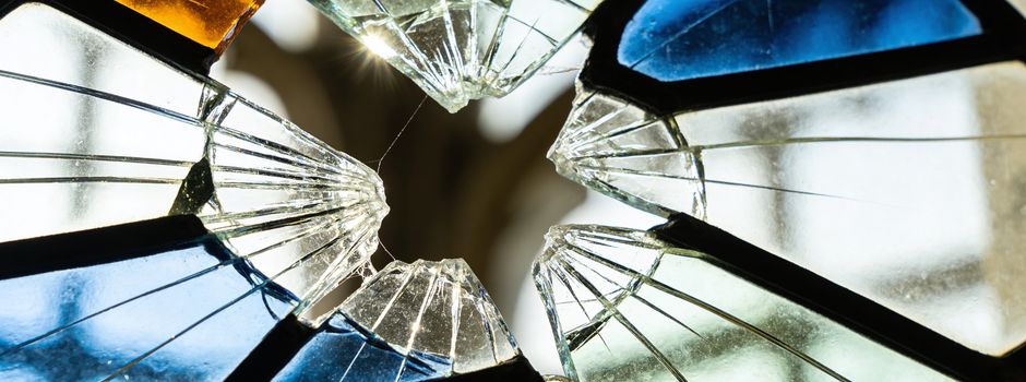 Kirchenfenster beschädigt