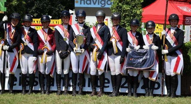 Reitverein Clarholz‑Lette verteidigt Kreisstandarte in Steinhagen