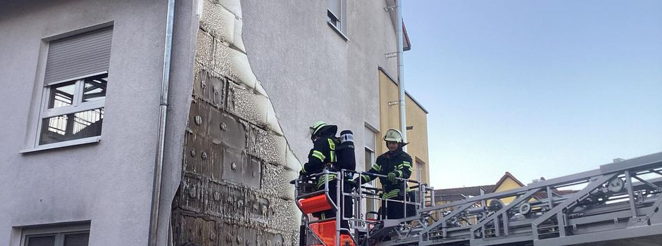 Feuer in Wiesbaden: Flammen greifen von Mülltonne auf Haus über