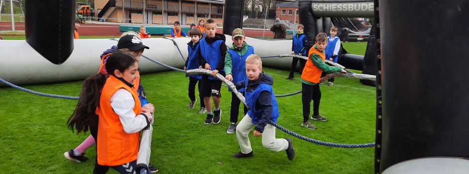 Kinder „retten“ Heidekönigin