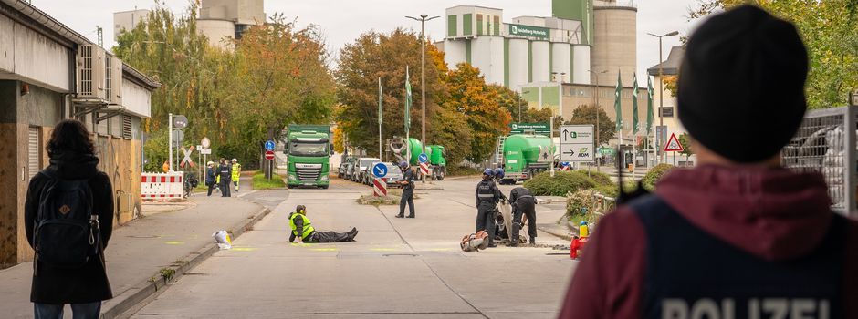 Blockade vor Mainzer Zementwerk: Klimaaktivisten von Straße gelöst
