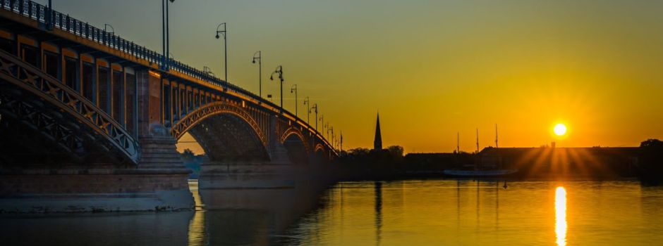 Gefährlicher Spaß: Mann springt von Theodor-Heuss-Brücke