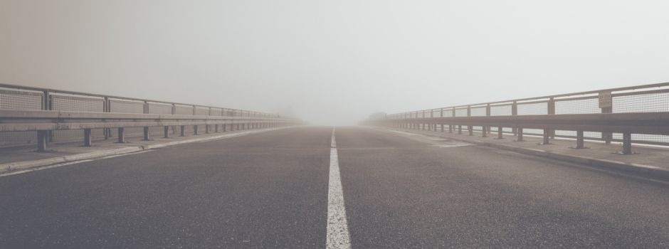 Auto überschlägt sich mehrfach – Mutter und Kind in Klinik gebracht