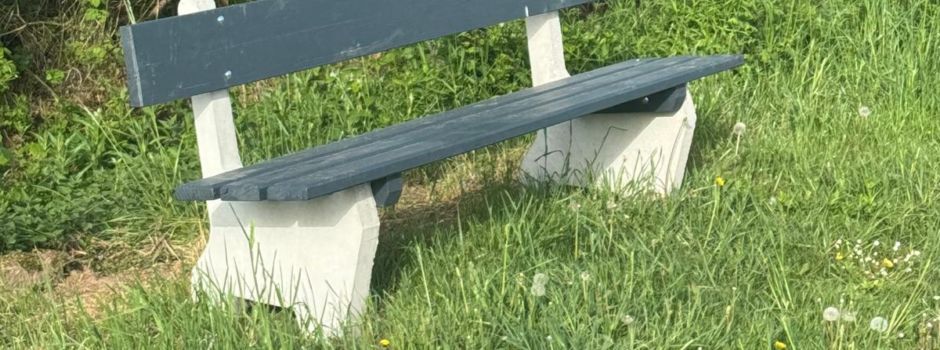 Rentner-Trupp baut Bänke