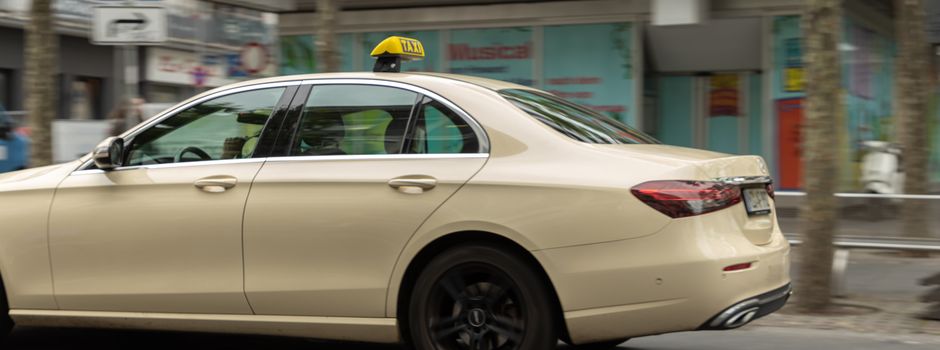 Fußgänger über Motorhaube von Taxi  geschleudert