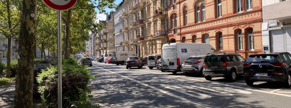 Auto zwingt Wiesbadener Busfahrer zu Vollbremsung – drei Verletzte