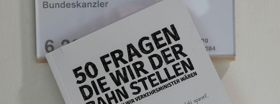 Bürgerinitiative Y-Monster verteilt Buch an Abgeordnete und erwartet Antworten