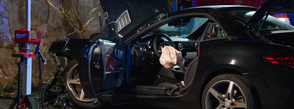 Autofahrer prallt auf B9 frontal gegen Felswand