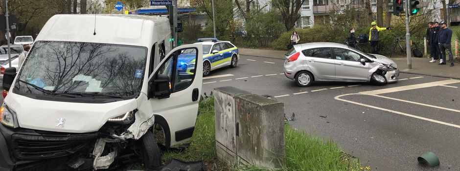 Nach Crash mit Pkw: Sprinter-Fahrer kracht in Ampel und kollidiert mit Radler