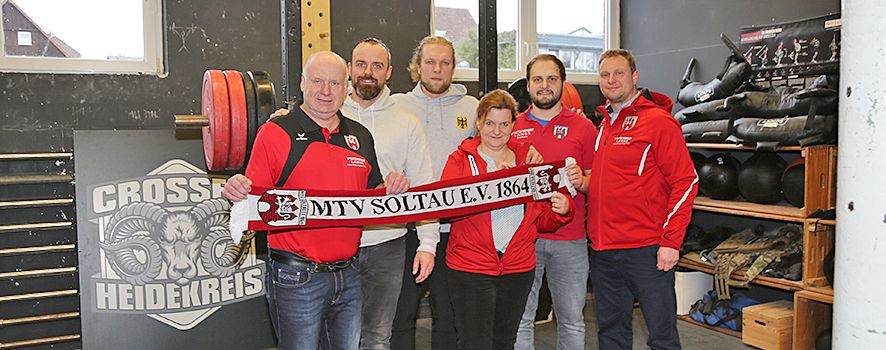 Sportler, die etwas reißen