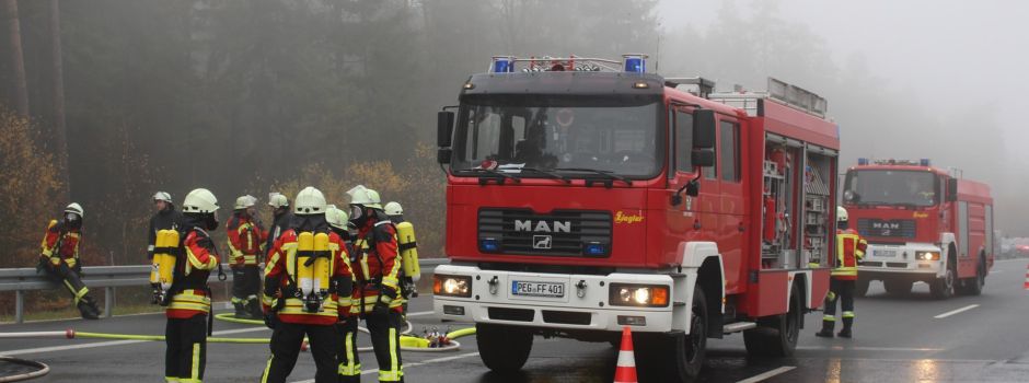 Sattelzug kommt von Fahrbahn ab – Dieseltanks aufgerissen