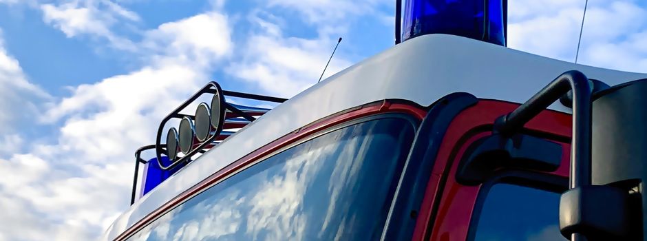 Beim Abflammen von Unkraut Hecke in Brand gesetzt