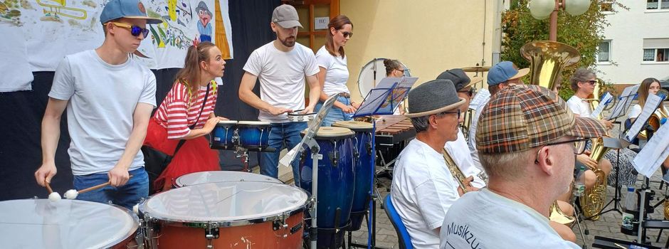 Zu den Klängen des Musikzugs mit Tara die Instrumenteninsel Melodica erkundet