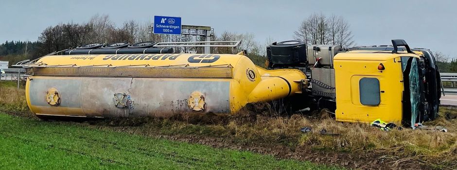 Mit Beton beladenes Sattelzuggespann durchbricht Außenschutzplanke