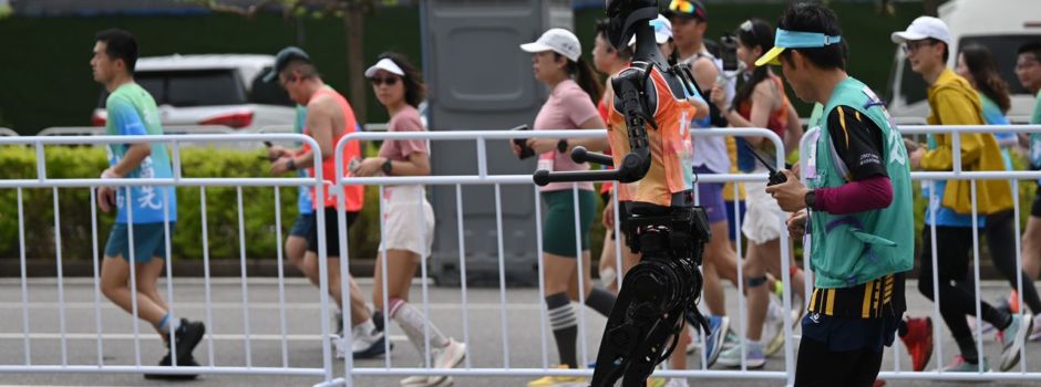 Chinesische Roboter laufen Halbmarathon gegen Menschen