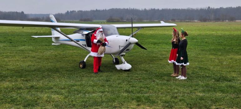 Nikolaus landet auf Flugplatz