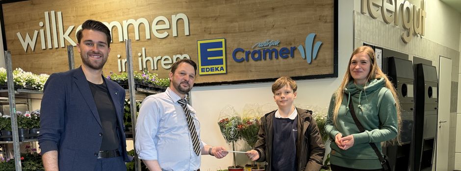 Spendenübergabe der Leergut-Sammelaktion von Edeka Cramer an den Jugendbauwagen Benthe