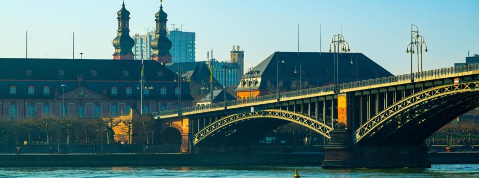 Betrunkener springt von Theodor-Heuss-Brücke in Mainz