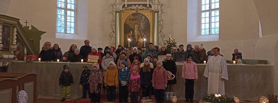 Weihnachtspäckchen sorgen in der Partnergemeinde Matiši in Lettland für strahlende Augen vieler Kinder und Senioren