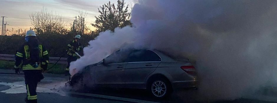 Auto brennt auf A671 bei Wiesbaden komplett aus