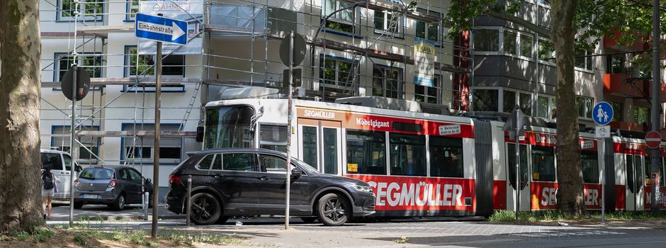 Auto und Straßenbahn kollidieren in Mainzer Neustadt