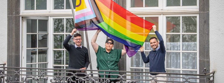 Koblenz hisst erstmals „Intersex Inclusive Pride Flag“ am Rathaus