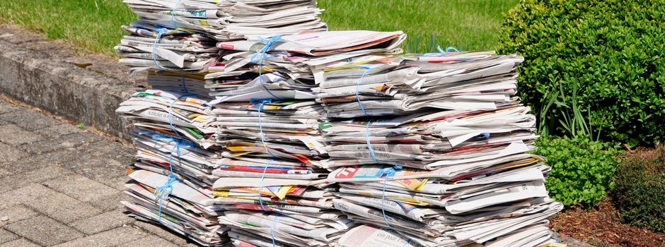 Ehrenamtliche sammeln Altpapier