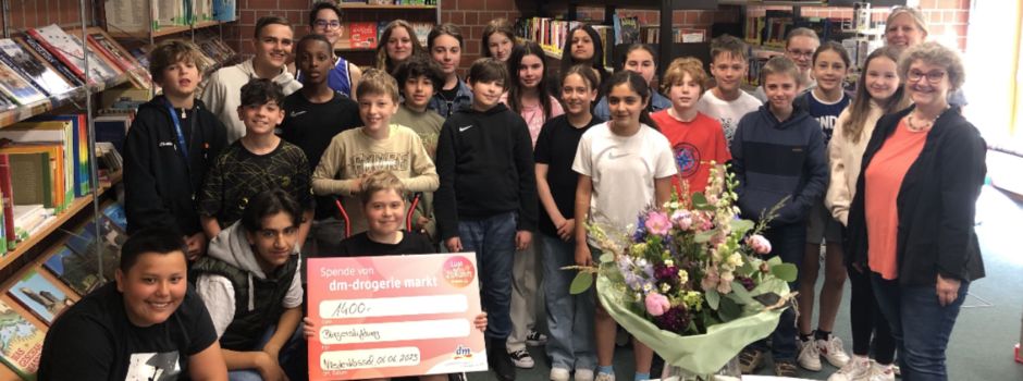 dm-Aktion: Spende für die Bibliothek der Gesamtschule Niederkassel