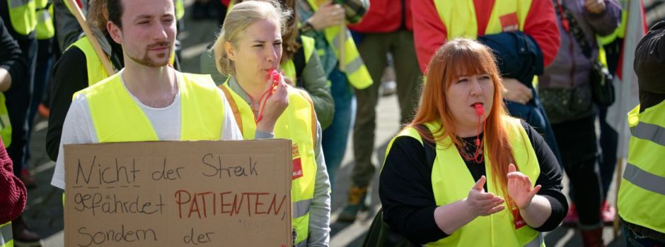 Zehntausende legen Arbeit in Kliniken und Heimen nieder