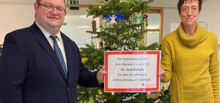 Anzeige: Kinder basteln Schmuck für Weihnachtsbäume