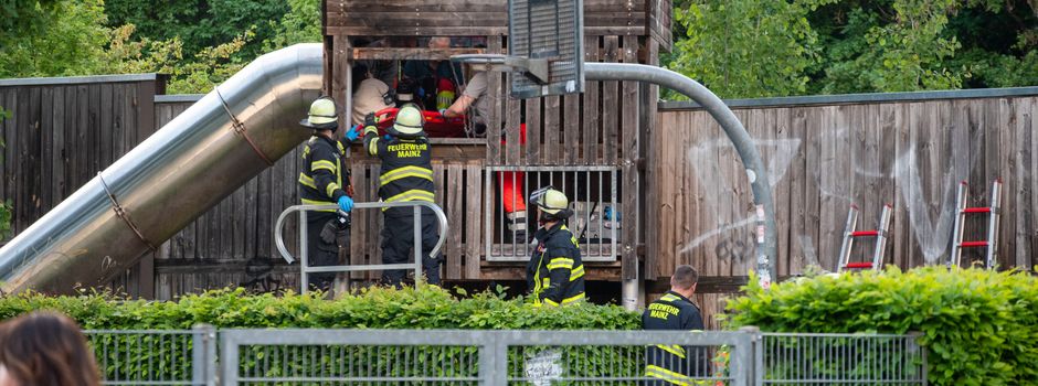 Aus 3 Metern Höhe: Feuerwehr befreit verletztes Mädchen auf Mainzer Spielplatz