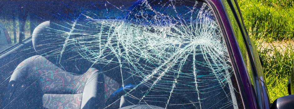 Randalierer schlägt mit Baseballschläger auf Autos ein