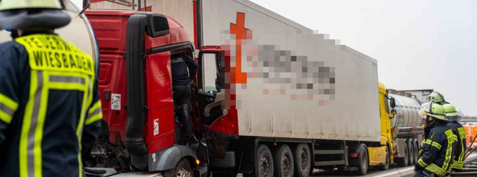Verkehrsunfall mit drei Lkw beim Autobahnkreuz Wiesbaden