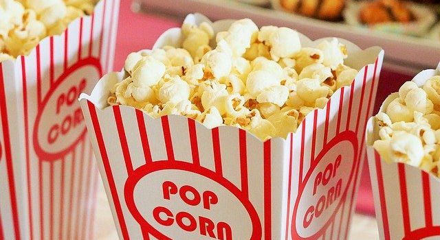 Popcorn, alte Filmplakate und Gutscheine im Liliom