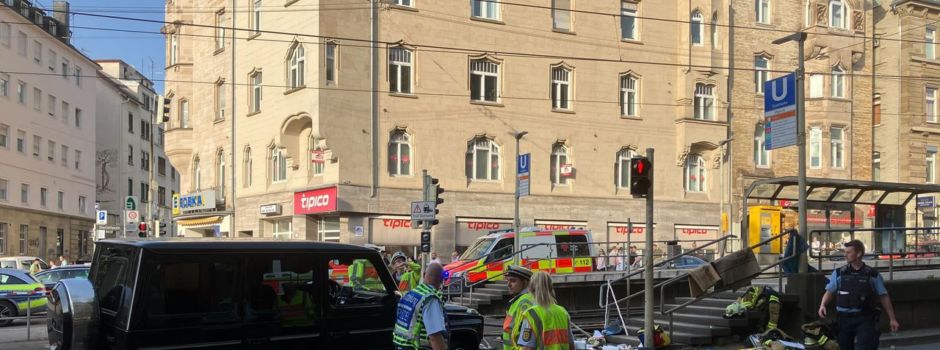 Schock an der Haltestelle - Auto fährt in Stuttgart in Menge