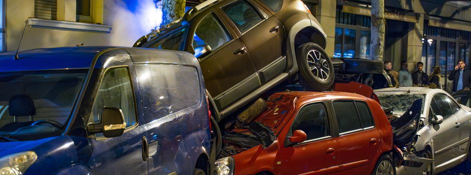 Bus schiebt in Wiesbaden mehrere Autos zusammen