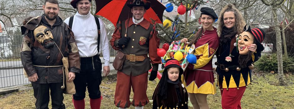 Narren besuchen das Kinderhaus und zeigen Ihre „Häser“