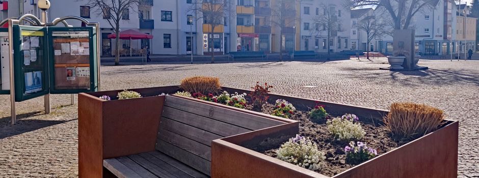 Blühende Partnerschaftsbänke